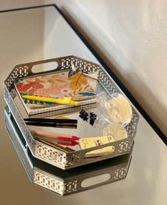 Bandeja de Almacenamiento Metálica Hexagonal con Acabado Pulido, Diseño Moderno para Mesa, Apilable, Organizador de un Solo Nivel - Product Image 5