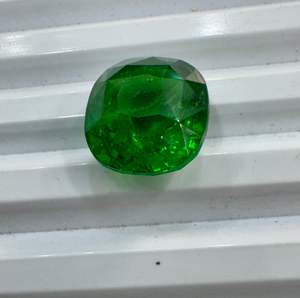 Pierre de Tsavorite Grenat Vert 100% Naturelle 8 Carats Qualité Exceptionnelle Pureté Impeccable pour la Fabrication de Bijoux Pierres Précieuses en Vrac à Prix de Gros - Product Image 5