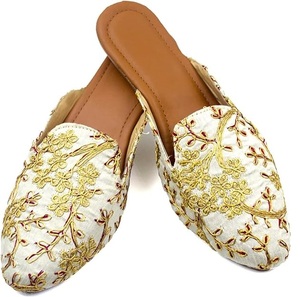 Calzado Khussa de Lujo para Bodas y Mehndi, Calzado Tradicional Pakistaní Jutti con Bordado Punjabi, Venta al por Mayor - Product Image 1