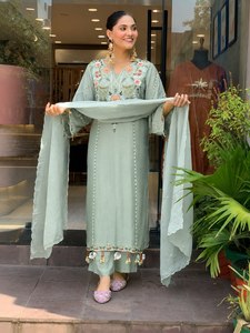 Costume Anarkali moderne brodé en coton vert PISTA pour femmes, idéal pour les mariages traditionnels indiens et pakistanais, séchage rapide - Product Image 6
