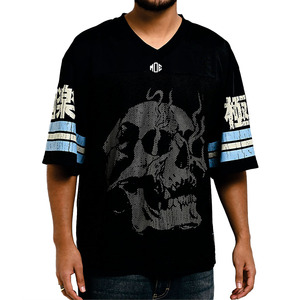 เสื้อสตรีทแวร์ผู้ชาย คอวี ผ้าตาข่าย ลายอเมริกันฟุตบอล ทรงโอเวอร์ไซส์ ลายกราฟิกหัวกะโหลกประดับเพชร ระบายอากาศได้ดี ผลิตจากโพลีเอสเตอร์ รับผลิตแบบ OEM จำนวนมาก - Product Image 1