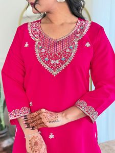 ชุดคุर्ติสีชมพูปักลายผ้าวิสโคสชานเดรีสำหรับผู้หญิง พร้อมกางเกงวิสโคสและผ้าคลุมไหล่พิมพ์ลาย  ที่เป็นที่ต้องการอย่างมาก - Product Image 2