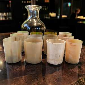 Copa de cuerno de vaca vikinga corta de la mejor calidad, hecha a mano, de cuerno natural, para cerveza y bebidas, a precio económico. - Product Image 1