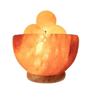 מנורת מלח himalayan בעבודת יד טבעית עבור תפאורה ביתית עם הנורה וחוט בסיס עץ מצויד