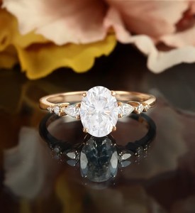Bague de Fiançailles et de Promesse en Argent Sterling Plaqué Or 14K avec Moissanite Taille Ovale, Solitaire Délicat et Minimaliste pour Fête - Product Image 1