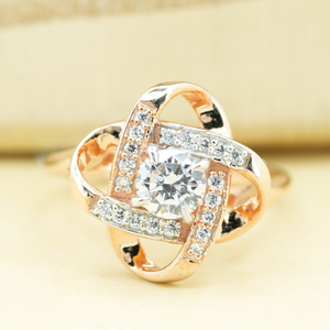 แหวนเพชรทรงกากบาทดีไซน์พิเศษ 1.00 กะรัต เพชรเพาะเลี้ยงในห้องปฏิบัติการ เหมาะสำหรับงานหมั้น งานแต่งงาน งานเลี้ยงฉลองครบรอบ แหวนดีไซน์หรูหรา - Product Image 1