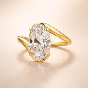 Anillo de Compromiso Solitario de Diseño Premium con Moissanita de 5.0Ct, Corte Ovalado, Chapado en Oro Blanco sobre Plata de Ley 925, Joyería para Mujer - Product Image 1