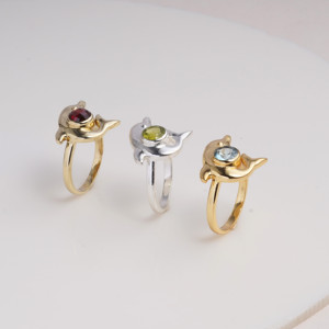 Anillo de delfín de latón chapado en oro con topacio azul engastado en bisel, joyería de diseño inspirada en el océano para mujer, regalo. - Product Image 2