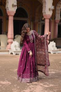 Últimos modelos de vestidos Anarkali para mujer en seda Chinon con ricos bordados de lentejuelas, vestidos de boda con dupatta de seda. - Product Image 3