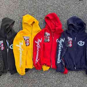 Sudadera con capucha y cremallera para hombre, con múltiples parches de pedrería, 2026, Rojo, Amarillo, Negro, Azul Marino, con texto cursivo brillante, estilo urbano, HD - Product Image 2