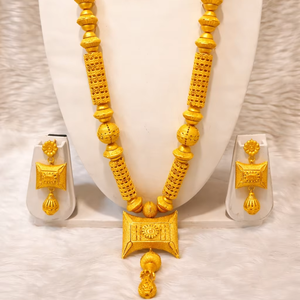 MOLL JEWELLERS สร้อยคอแบบ Bib ประดับเพชรซิร์คอน ดีไซน์กลีบดอกไม้ขนาดใหญ่ ประดับทอง 24k พร้อมแหวนลายดอกทานตะวันเข้าชุด - Product Image 1