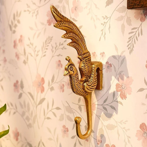 Gancho de Pared de Metal Personalizado con Forma de Pavo Real, Gancho Decorativo para Abrigos con Acabado de Latón Antiguo, Gancho de Pared Hecho a Mano Estilo Indio para Ropa - Product Image 1