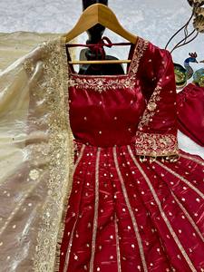 Robe élégante en soie ethnique avec manches longues et broderies riches - Product Image 4