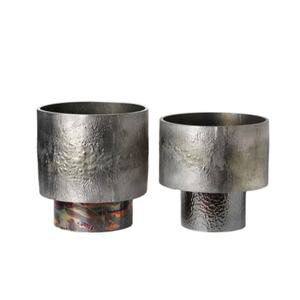 Juego de jarrones de metal texturizado hechos a mano, maceta decorativa con acabado de plata martillada, estilo industrial moderno, mesa, decoración del hogar - Product Image 1