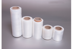 ฟิล์มยืด H&D STF1 แบบม้วน โปร่งใส ผลิตจากวัสดุ LLDPE ผิวเรียบ กันความชื้น ผลิตด้วยกระบวนการอัดรีดหลายชั้น สำหรับใช้ในอุตสาหกรรมและบรรจุภัณฑ์ - Product Image 1
