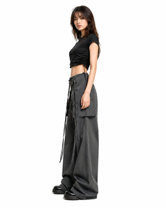 Pantalon cargo gris foncé pour femme, coupe large, taille haute, avec détails de sangles ajustables, style streetwear - Product Image 2