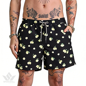 Short de bain pour homme noir à imprimé pomme, séchage rapide, avec cordon de serrage, taille mi-haute et poches latérales - Product Image 1
