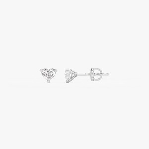 Pendientes de Oro Blanco de 14K con Baño de Rodio, Certificados por IGI, con Diamante Cultivado en Laboratorio en Forma de Corazón, Clásicos de Tres Puntas, con Cierre Roscado Tipo Martini - Product Image 6