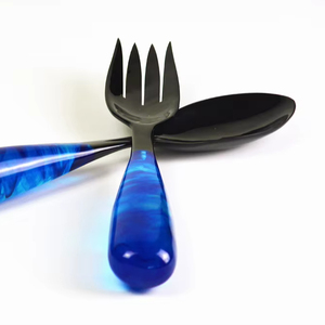 Ensemble de serveurs à salade en résine corne, 2 cuillères/fourchettes, motif acrylique Aqua Swirl noir, lavable au lave-vaisselle pour usage en cuisine et hôtel - Product Image 2
