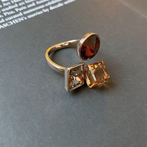 Anillo Vintage Chapado en Oro con Piedra de Jade para Mujer - Product Image 4