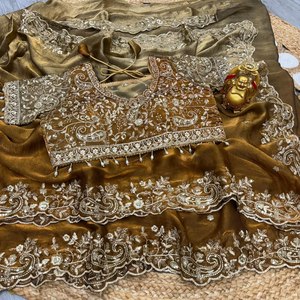 Elegante Saree de Trabajo de Doble Tono en Color Mango, en Seda Espacial con Bordado Zari y Blusa Cosida para Ocasiones Especiales y Celebraciones - Product Image 3