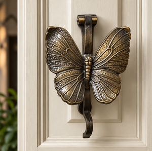 Timbre de puerta con diseño de mariposa Monarca en bronce texturizado en tono dorado con patrones de alas detallados y mango curvo, herrajes decorativos - Product Image 4