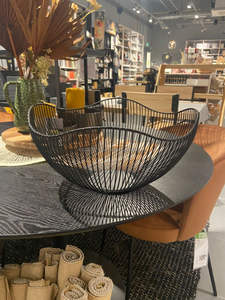 Panier à fruits en fer noir avec base ronde parfait pour garder les fruits assortis frais plus longtemps sur la table à manger - Product Image 3