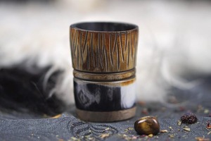 Gobelet en corne marbrée bohème avec motif de loup tribal, vaisselle écologique - Product Image 5