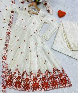 Robe Anarkali en soie blanche avec broderie rouge, tenue traditionnelle indienne et pakistanaise pour mariage, coupe ample, longueur au sol, pour femme - Product Image 2
