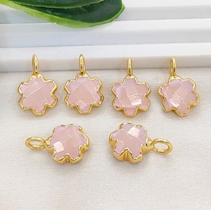 Colgante de Cuarzo Rosa de 10mm Hecho a Mano con Baño de Oro en Forma de Trébol/Flor para Fabricación de Joyas - Product Image 1