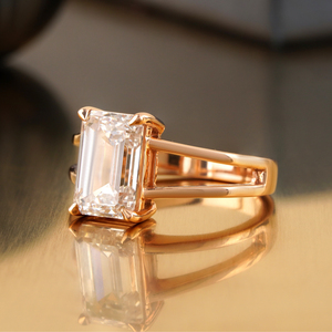 Anillo de Compromiso de Oro Rosa de 14K con Diamante Cultivado en Laboratorio de Corte Esmeralda de 3.01 CT, Estilo Solitario de Tallo Dividido - Product Image 2