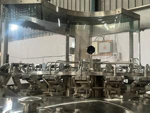 Machine de remplissage de liquides entièrement automatique à 6 buses pour bouteilles en plastique de 500 ml, usage boisson, contrôle PLC, engin sous pression, engrenage - Product Image 2
