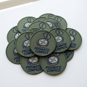 Parche bordado redondo personalizado al por mayor, insignia de brújula prismática vintage para topografía, emblema para ropa con borde Merrow, a granel - Product Image 1