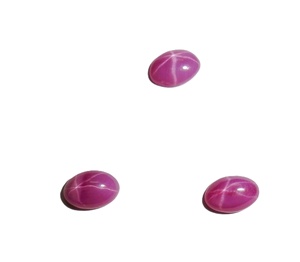 Rubis étoilé ovale 4x6 mm 0,5 carat, cabochon poli créé en laboratoire avec effet étoile à 6 branches pour la fabrication de bijoux - Product Image 5