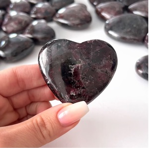 Cristal de Granate Rojo Natural Chakralume, Corazón Grabado, Piedra Curativa Pulida para Reiki, Meditación, Decoración Energética, Venta al Por Mayor - Product Image 6