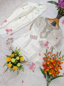 Ensemble Kurti élégant en satin japonais avec broderie de sequins et dupatta en organza – Tenue de fête et de soirée - Product Image 4