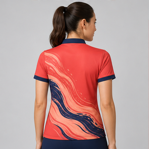 เสื้อโปโลผู้หญิงลายคลื่นสีแดงคอรัลเข้มแบบกำหนดเอง แห้งเร็ว ระบายอากาศได้ดี แขนสั้น ชุดยูนิฟอร์มทีมกอล์ฟ WPS-0828 - Product Image 3