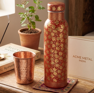 Botella de agua de cobre con base roja premium y estampado de hojas doradas, elegante y ecológica, ideal para la hidratación diaria, viajes y oficina. - Product Image 1