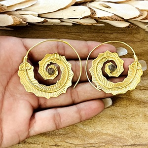 Nouvelle Arrivée Boucles d'Oreilles Créoles Spirales Bohèmes Tribales en Laiton Plaqué Or 18 carats pour Femme, Boucles d'Oreilles Créoles en Labradorite Tourbillonnante, Vente en Gros OEM - Product Image 5