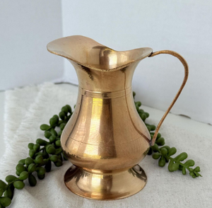 Jarra de Agua de Metal Dorado Brillante de Primera Calidad, Estilo Tradicional para Restaurantes, Hogar y Cocina - Product Image 1