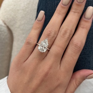 Bague solitaire en or blanc 18 carats avec diamant de laboratoire taille poire, style classique pour femme, pour l'exportation en gros - Product Image 5