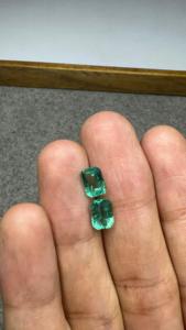 Paire de pierres précieuses vertes en émeraude naturelle de Zambie de 2,59 carats, forme octogonale, pour la fabrication de bagues, pendentifs et bijoux fins - Product Image 2