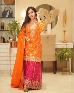 Ensemble de costume en satin de soie brodé orange pour femmes, avec lehenga et dupatta à fleurs roses - Product Image 1