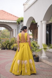 Ensemble Lehenga Choli Traditionnel pour Filles, Fourniture Directe Usine, Broderie Pailletée, Tissu Respirant, Longueur Ras du Sol, Idéal Festivals et Navratri - Product Image 4