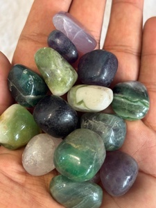 Pierres de fluorite multicolores polies avec des tons cristallins superposés, surface lisse et polie pour collections minérales, décoration et présentation - Product Image 5