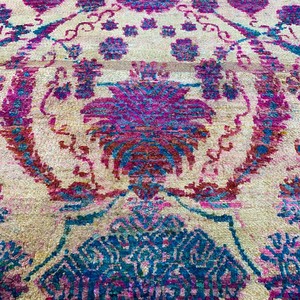 Tapis d'appoint botanique moderne vintage vieilli - Tapis floral magenta et vert sarcelle avec franges, effet soyeux or champagne - Product Image 5