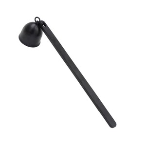 Coupe-mèche de bougie contemporain de luxe, accessoire haut de gamme pour l'entretien des bougies, avec une coupe fluide et une construction métallique robuste - Product Image 1