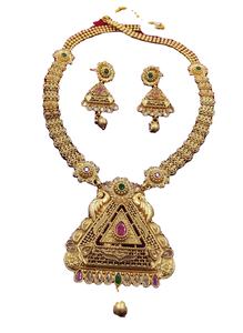 Parure de bijoux de temple sud-indien en laiton plaqué or antique, collier long et boucles d'oreilles avec pendentif triangulaire, pour mariée, mariage et fiançailles - Product Image 2