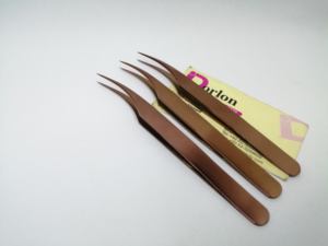 Pinzas Profesionales para Extensión de Pestañas en Oro Rosa, Pinzas Curvas con Logotipo Personalizado para Aislamiento, Abanico y Volumen de Pestañas - Product Image 1
