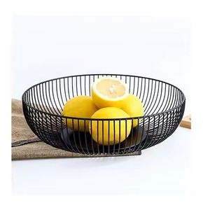 Cesta de frutas metálica duradera, hecha a mano por artistas, con diseño floral en espiral y estructura de alambre resistente para un almacenamiento premium en el hogar. - Product Image 3